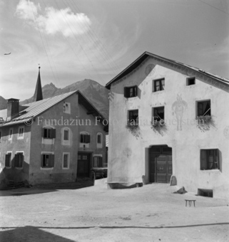 Pferdefresko auf der Fassade, Kirchturm im Hintergrund, Bezeichnung Hülle: Guarda, neue Aufnahmen