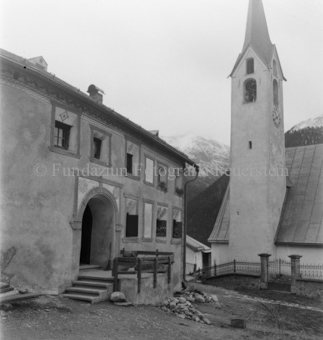 Fassade mit Fresko, Kirchturm vor den Bergen, Bezeichnung Hülle: Guarda, neue Aufnahmen