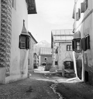 verzierte Fassaden, Brunnen in der Gasse, Bezeichnung Hülle: Guarda, neue Aufnahmen