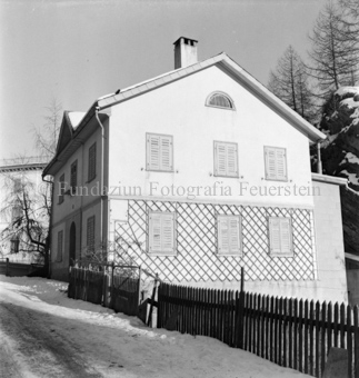 Haus mit Lattenzaun und Spalier, Bezeichnung Hülle: Sent, Winter, 1948