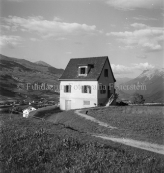Berglandschaft und Dorf im Hintergrund, Vulpera, Bezeichnung Hülle: Haus Zischg