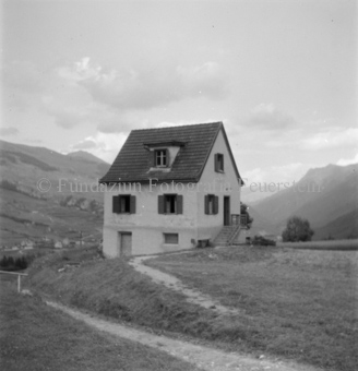 Berglandschaft im Hintergrund, Vulpera, Bezeichnung Hülle: Haus Zischg