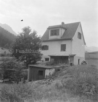 Berglandschaft im Hintergrund, Vulpera, Bezeichnung Hülle: Haus Zischg