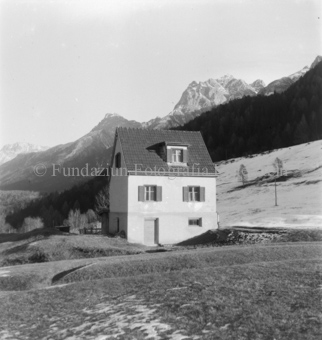 Berglandschaft im Hintergrund, Schnee auf dem Hang, Vulpera, Bezeichnung Hülle: Haus Zischg, ob Vulpera