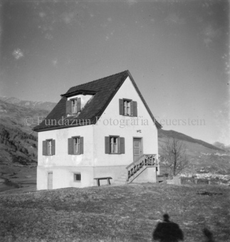 Berglandschaft im Hintergrund, Vulpera, Bezeichnung Hülle: Haus Zischg, ob Vulpera