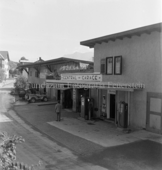 Tanksäulen, zwei parkierte Automobile, Garage Denoth, Scuol, Bezeichnung Hülle: Aufnahmen für Denoth Garage