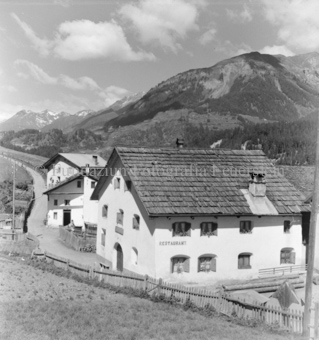 Häuser mit Schindeldächern, Berglandschaft im Hintergrund, Bezeichnung Hülle: Haus Grass, Valiatschli