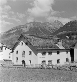 Häuser mit Schindeldächern, Berglandschaft im Hintergrund, Bezeichnung Hülle: Haus Grass, Valiatschli