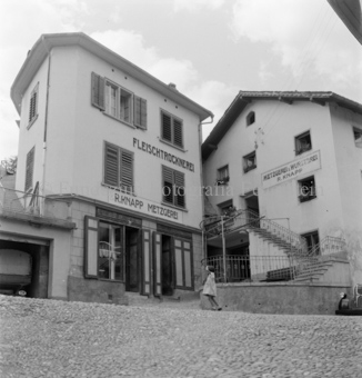 Mädchen auf der Strasse vor dem Geschäft, Scuol, Bezeichnung Hülle: Haus Knapp, Scuol