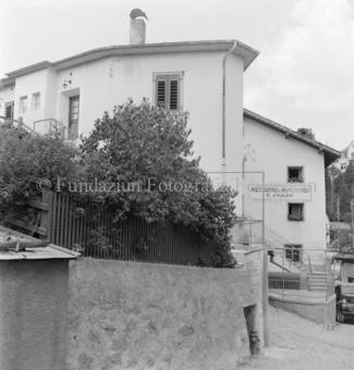 Zaun und Gebüsch, Scuol, Bezeichnung Hülle: Haus Knapp, Scuol