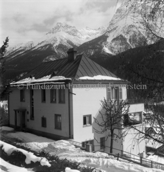verschneite Landschaft, Scuol, Bezeichnung Hülle: Dr. Enderli, Haus im Winter