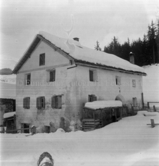 mit Zaun und Unterstand, Bezeichnung Hülle: Haus im [Aselnie]