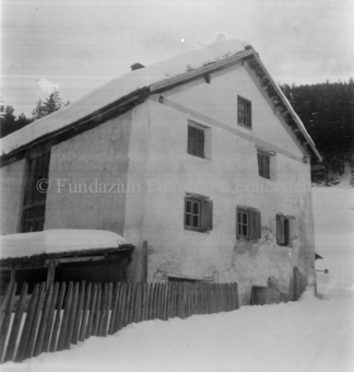 mit Zaun und Unterstand, Bezeichnung Hülle: Haus im [Aselnie]