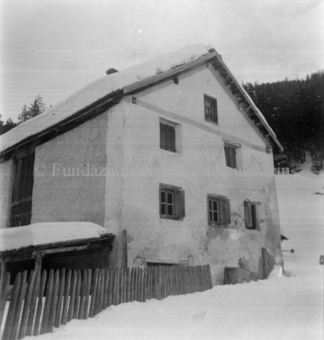 mit Zaun und Unterstand, Bezeichnung Hülle: Haus im [Aselnie]