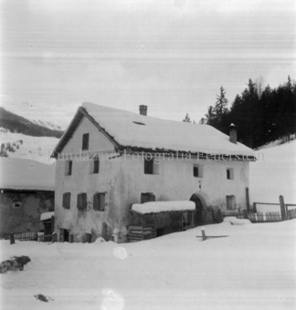 mit Zaun und Unterstand, Bezeichnung Hülle: Haus im [Aselnie]
