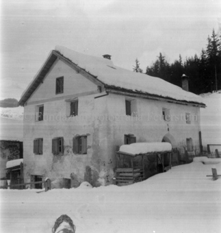 mit Zaun und Unterstand, Bezeichnung Hülle: Haus im [Aselnie]