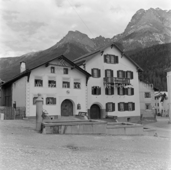 Berglandschaft im Hintergrund, Scuol, Bezeichnung Hülle: Haus Giacomine Bosch [unleserlich]