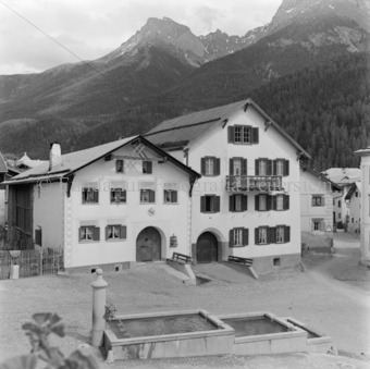 Berglandschaft im Hintergrund, Scuol, Bezeichnung Hülle: Haus Giacomine Bosch [unleserlich]