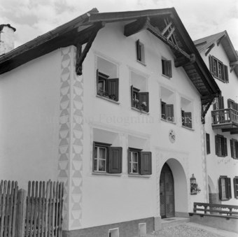 verzierter Giebel und Fresko, Scuol, Bezeichnung Hülle: Haus Giacomine Bosch [unleserlich]