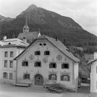 Äste vor dem Haus, Fresko auf der Fassade, Berglandschaft im Hintergrund, Scuol, Bezeichnung Hülle: Haus Sarott