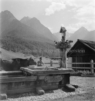 Berglandschaft im Hintergrund, Tarasp, Bezeichnung Hülle: Motive Sommer / Winter