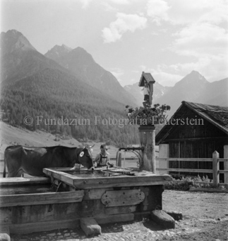 Berglandschaft im Hintergrund, Tarasp, Bezeichnung Hülle: Motive Sommer / Winter
