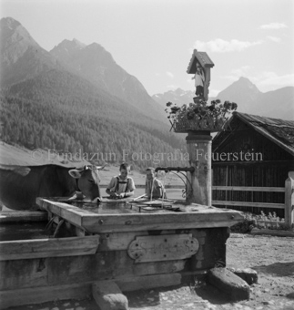 Berglandschaft im Hintergrund, Tarasp, Bezeichnung Hülle: Motive Sommer / Winter