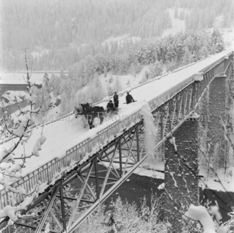drei Männer räumen einen Pfad auf der Brücke mit einem Gespann von zwei Pferden, Scuol, Bezeichnung Hülle: Motive Sommer / Winter
