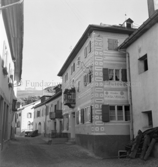Fassade mit Fresko, Balkon, Inschrift «VSTARIA POSTA VEGLIA», Ardez, Bezeichnung Hülle: Motive Sommer / Winter