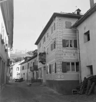 Fassade mit Fresko, Balkon, Inschrift «VSTARIA POSTA VEGLIA», Ardez, Bezeichnung Hülle: Motive Sommer / Winter