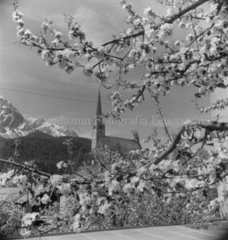 Kirche und Berglandschaft im Hintergrund, Scuol, Bezeichnung Hülle: Motive Sommer / Winter