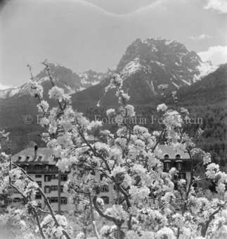 Grosses Haus und Berglandschaft im Hintergrund, Bezeichnung Hülle: Motive Sommer / Winter