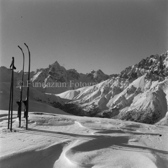 Ski und Stöcke stehen links im Schnee, Bezeichnung Hülle: Motive Sommer / Winter