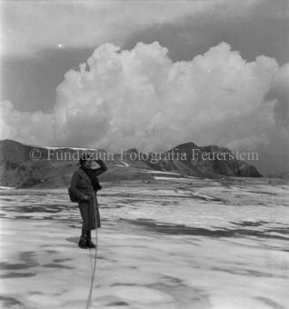 Frau und Fotograf mit Seil verbunden, Bezeichnung Hülle: Motive Sommer / Winter