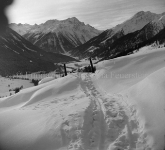 Spuren im Schnee, Berge im Hintergrund, Bezeichnung Hülle: Motive Sommer / Winter