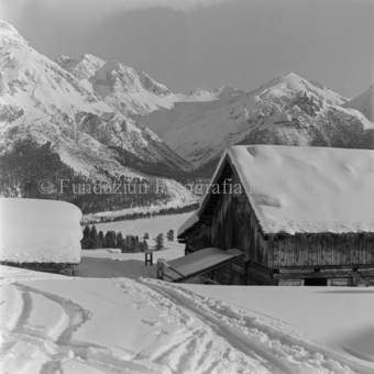 Berglandschaft im Hintergrund, Bezeichnung Hülle: Motive Sommer / Winter
