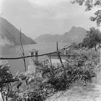 Holzzaun im Vordergrund, Bezeichnung Hülle: Tessin 1946