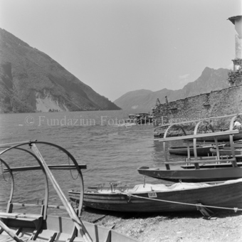Luganersee, Passagierboot auf dem See, Berge im Hintergrund, Bezeichnung Hülle: Tessin 1946