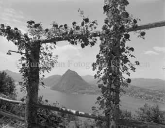 Dorf rechts vom Berg, Luganersee, Bezeichnung Hülle: 1961 [Tessin]