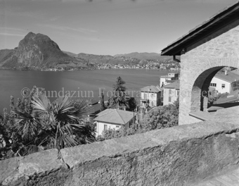 Steinmauer und überdachte Terrasse, Bezeichnung Hülle: 1961 [Tessin]