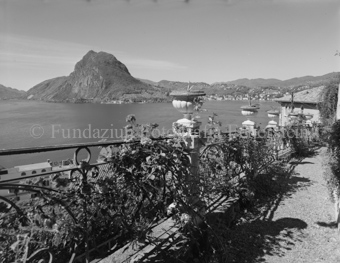 Zaun mit Pflanzen säumen den Pfad, Bezeichnung Hülle: 1961 [Tessin]