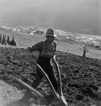 Scuol, Bezeichnung Hülle: Bauern, Alltag, Brauchtum, Ernte, tägliches Brot, Bauernarbeit, Alpfahrt