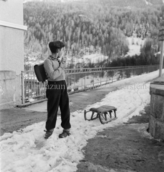 vermutlich Kind der Familie Feuerstein, Scuol, Bezeichnung Hülle: Bauern, Alltag, Brauchtum, Ernte, tägliches Brot, Bauernarbeit, Alpfahrt