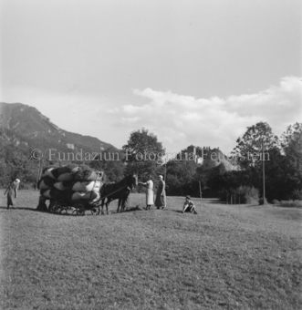 Schloss Tarasp im Hintergrund, Bezeichnung Hülle: Bauern, Alltag, Brauchtum, Ernte / tagl. Brot / Bauernarbeit / Alpfahrt
