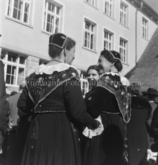Bezeichnung Hülle: Bauern, Alltag, Brauchtum, Engadiner Trachten, Typen