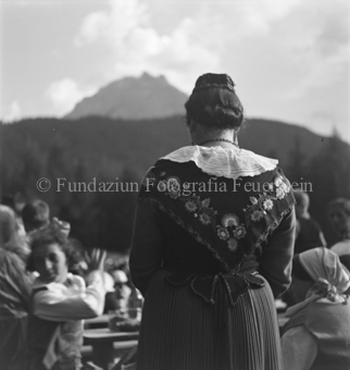 Bezeichnung Hülle: Bauern, Alltag, Brauchtum, Engadiner Trachten, Typen