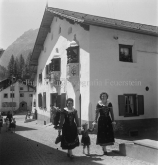 «Usteria Biert», Scuol, Bezeichnung Hülle: Bauern, Alltag, Brauchtum, Engadiner Trachten, Typen