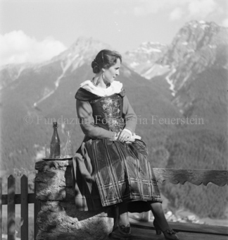 Glasflasche, Karaffe und Trinkglas, Bezeichnung Hülle: Bauern, Alltag, Brauchtum, Engadiner Trachten, Typen