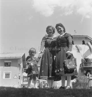 Tasche in der Hand, Scuol, Bezeichnung Hülle: Bauern, Alltag, Brauchtum, Engadiner Trachten, Typen