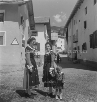 Zwei Frauen in Tracht mit Mädchen